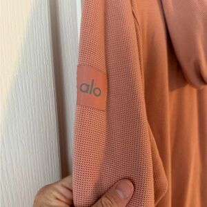 Alo Ribbed Sleeve Active Top in Dusty Rose
